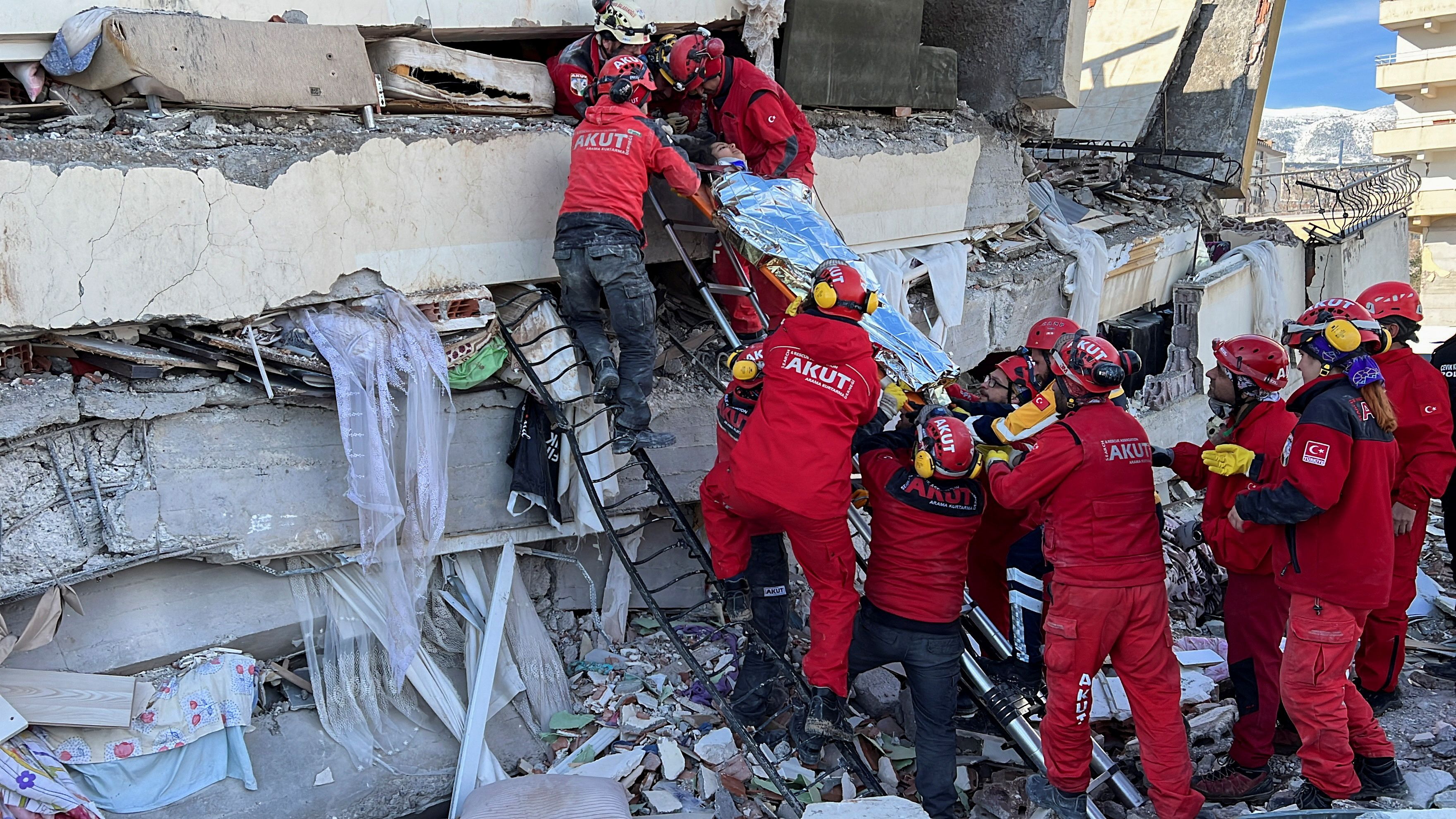 Землетрясение в Турции 2023 – из-под завалов достали живых людей