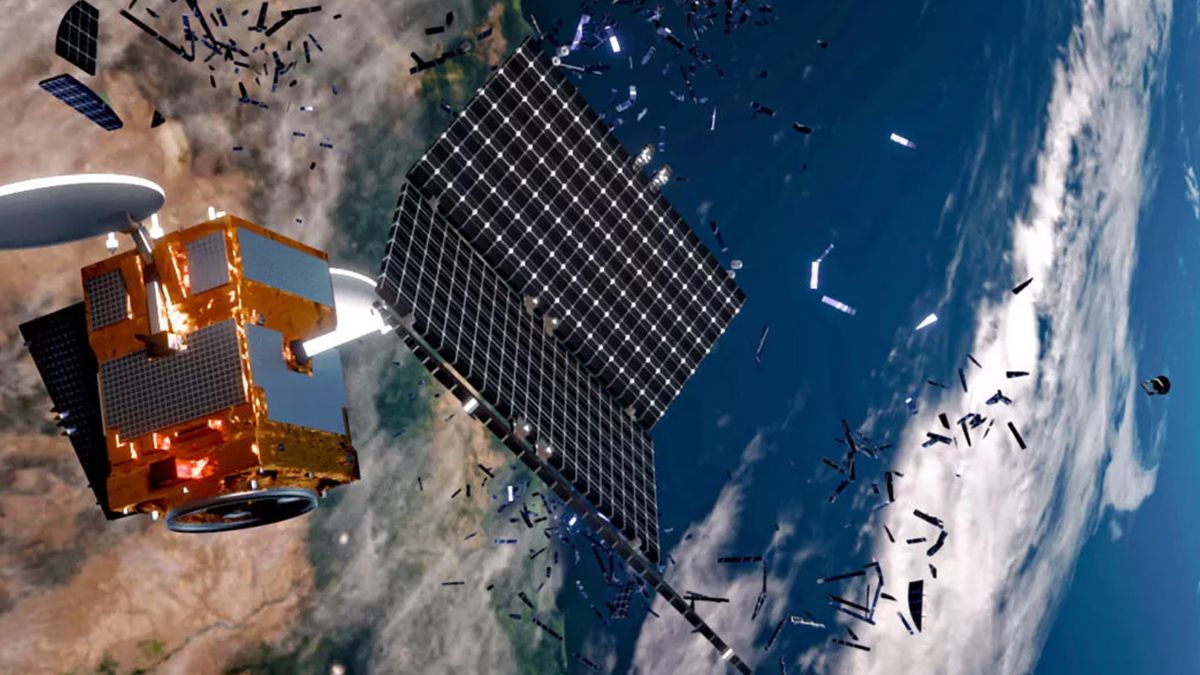 Российский спутник неизвестного назначения распался в космосе