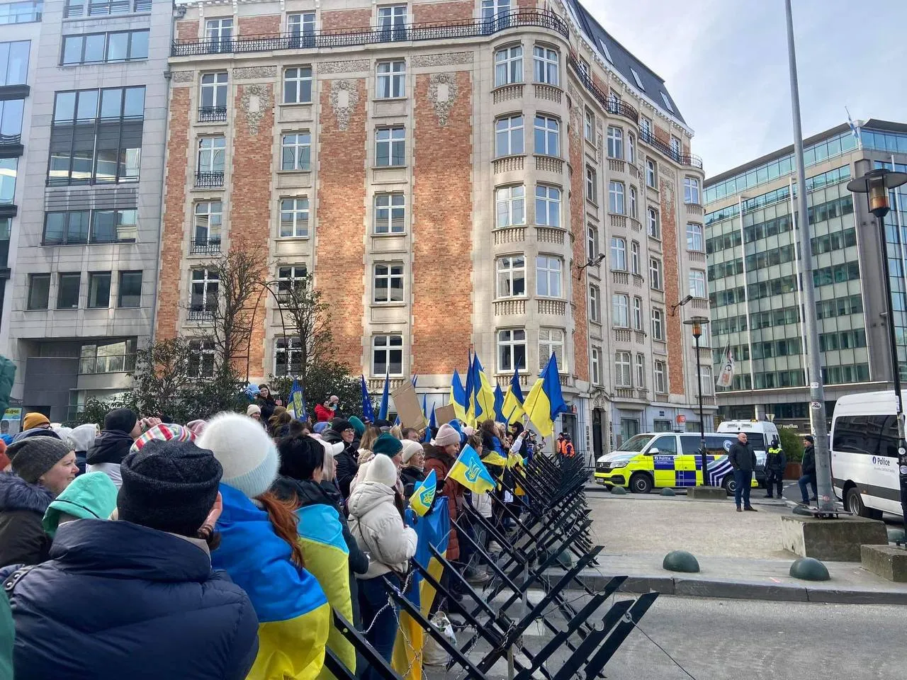Люди собрались, чтобы поддержать Зеленского Люди собрались, чтобы поддержать Зеленского
