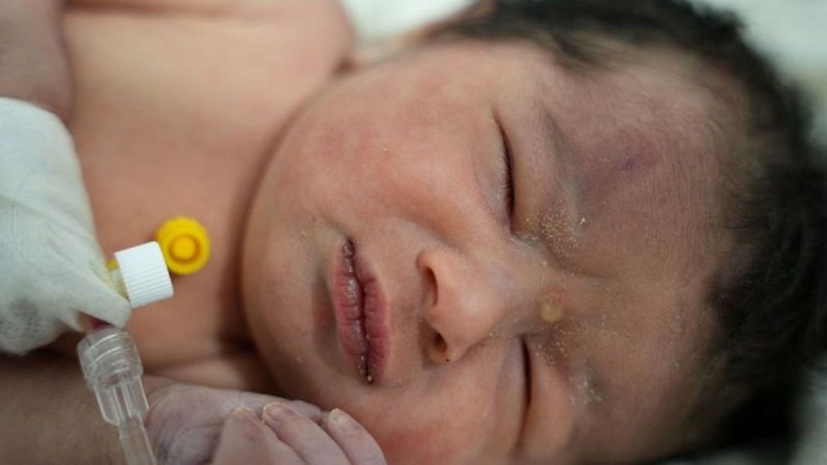 В Сирии младенец родился под завалами