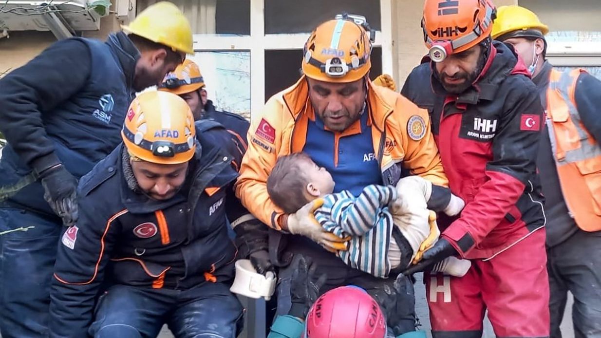 Землетрус у Туреччині - з-під завалі будинку витягнули 2-річну дитину - 24 Канал
