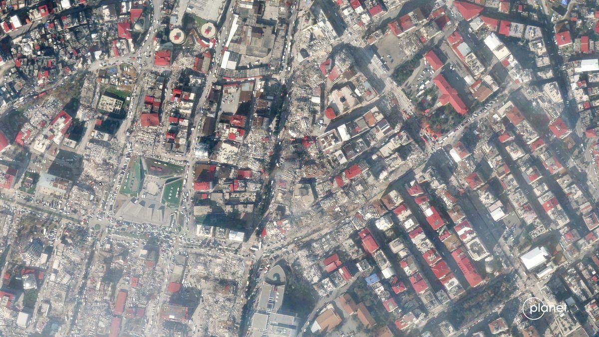 Разрушенную землетрясением Турцию показали на спутниковых снимках