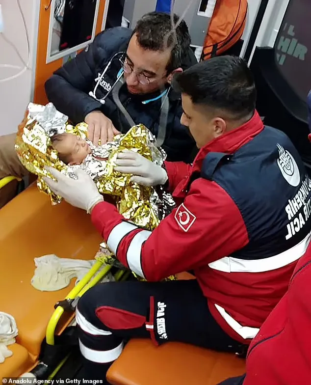 Турецкие спасатели достали из-под завалов 10-дневного мальчика