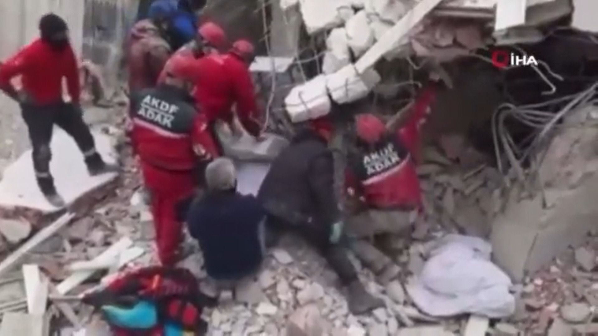 У Туреччині рятувальників завалило руїнами