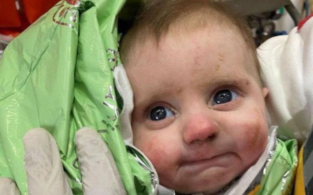 Землетруси в Туреччині - вдалося врятувати малюка, що був під завалами 128 годин - відео Землетруси в Туреччині - вдалося врятувати малюка, що був під завалами 128 годин - відео