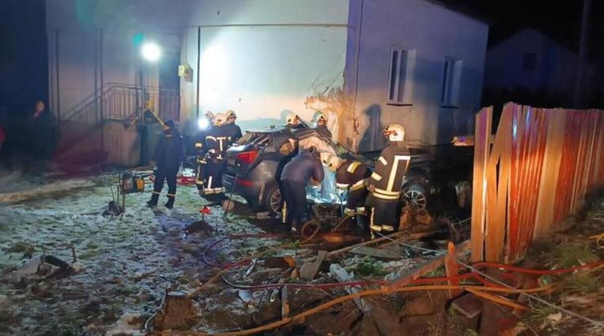 У Жовкві авто в'їхало у стіну будинку: 4 людини померли від отриманих травм - 24 Канал