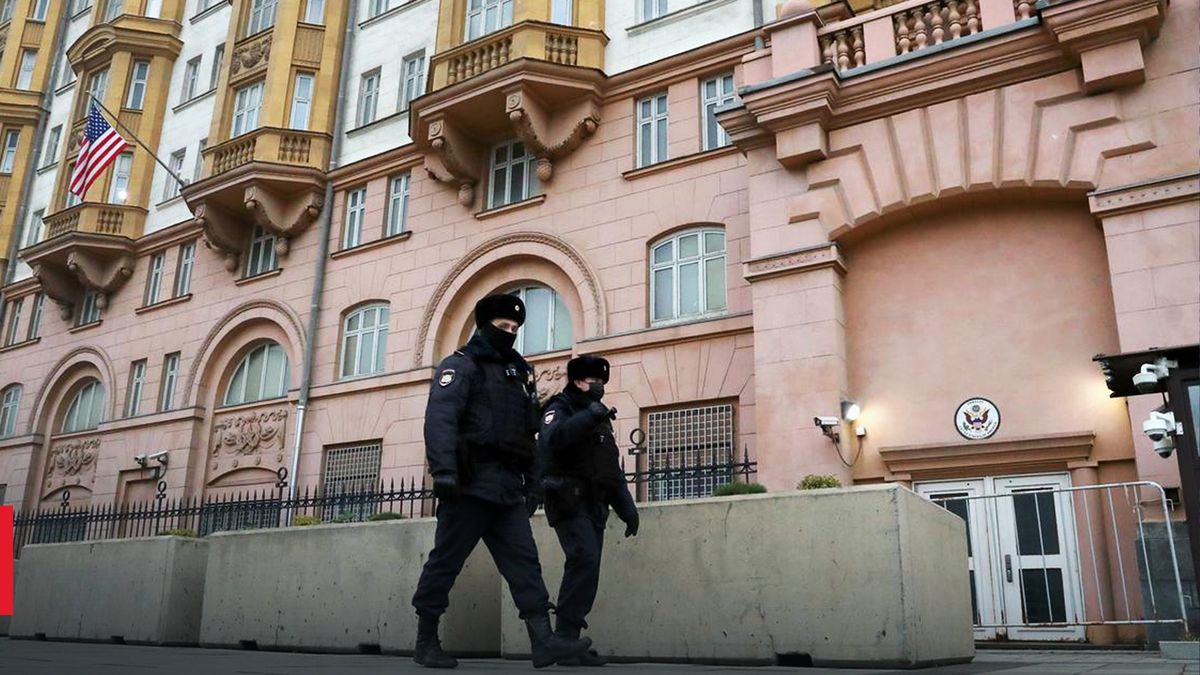 Moscow embassies. Посольство США В Москве внутри. Сотрудники посольства США В Москве фото. Американское посольство в Москве солдаты. Акции посольство США В Москве 30.10.22.