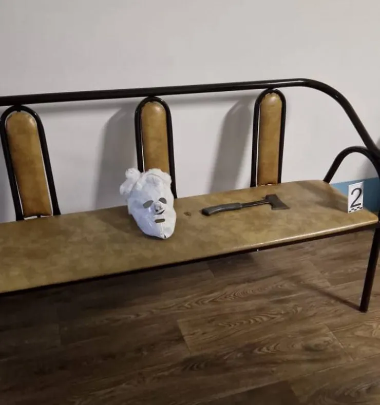 Маска и топор нападающего Маска и топор нападающего