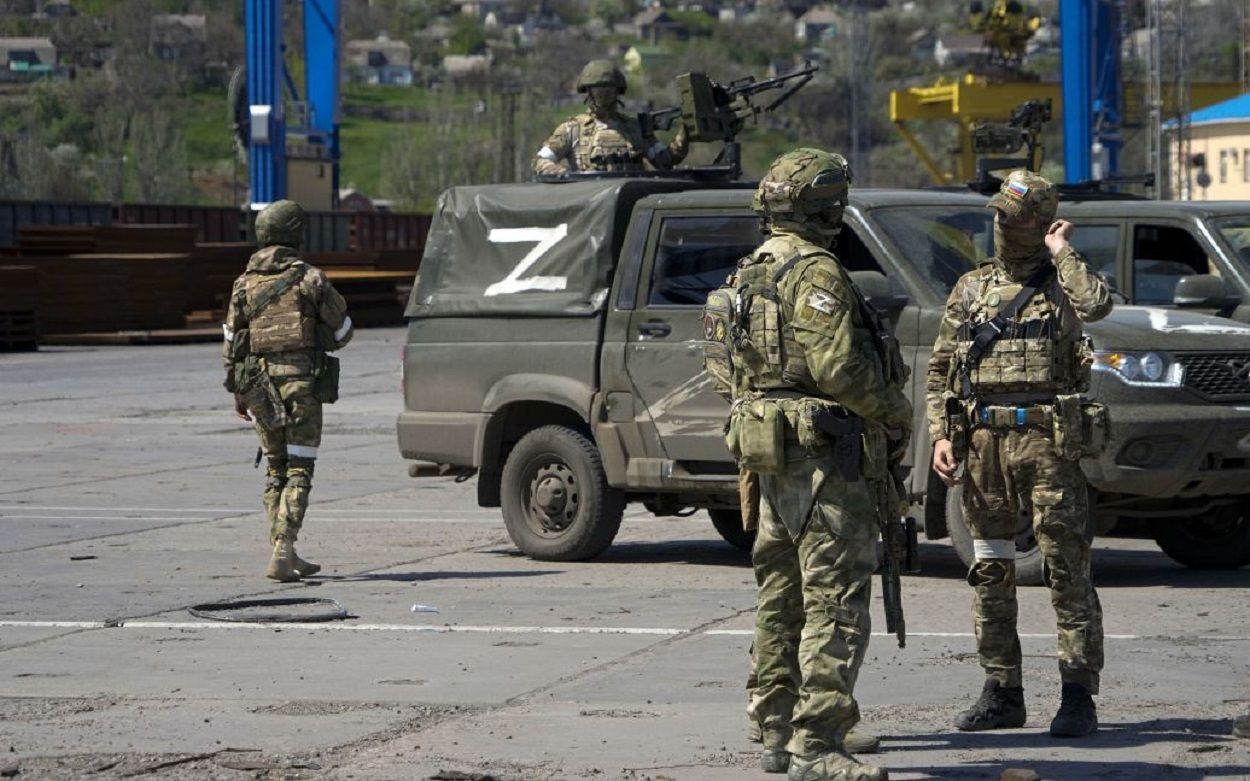 Росіяни вантажівками підвозять живу силу Росіяни вантажівками підвозять живу силу