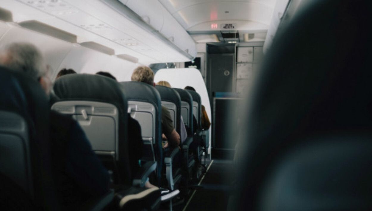 Россиянка 14.02.2023 в самолете разделась и хотела прорваться к пилотам - видео дебоша - 24 Канал Россиянка 14.02.2023 в самолете разделась и хотела прорваться к пилотам - видео дебоша - 24 Канал