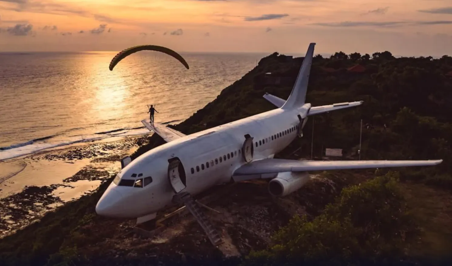 Боїнг розташований скелі над рівнем моря недалеко від пляжу Ньянг-Ньянг Боїнг розташований скелі над рівнем моря недалеко від пляжу Ньянг-Ньянг