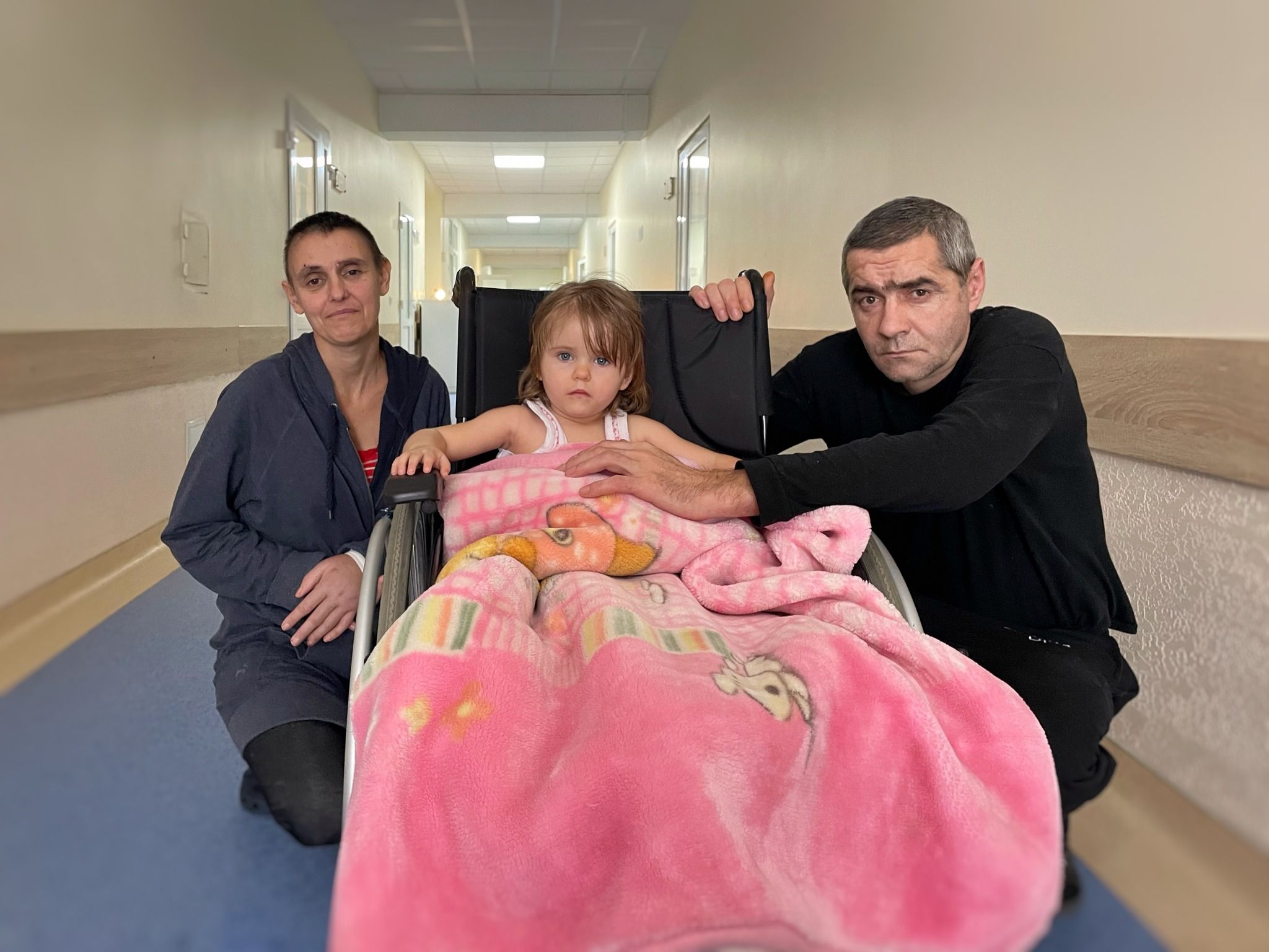 Батько мріє поставити на ноги 2-річну доньку Лізу, яка через росіян втратила можливість ходити - 24 Канал