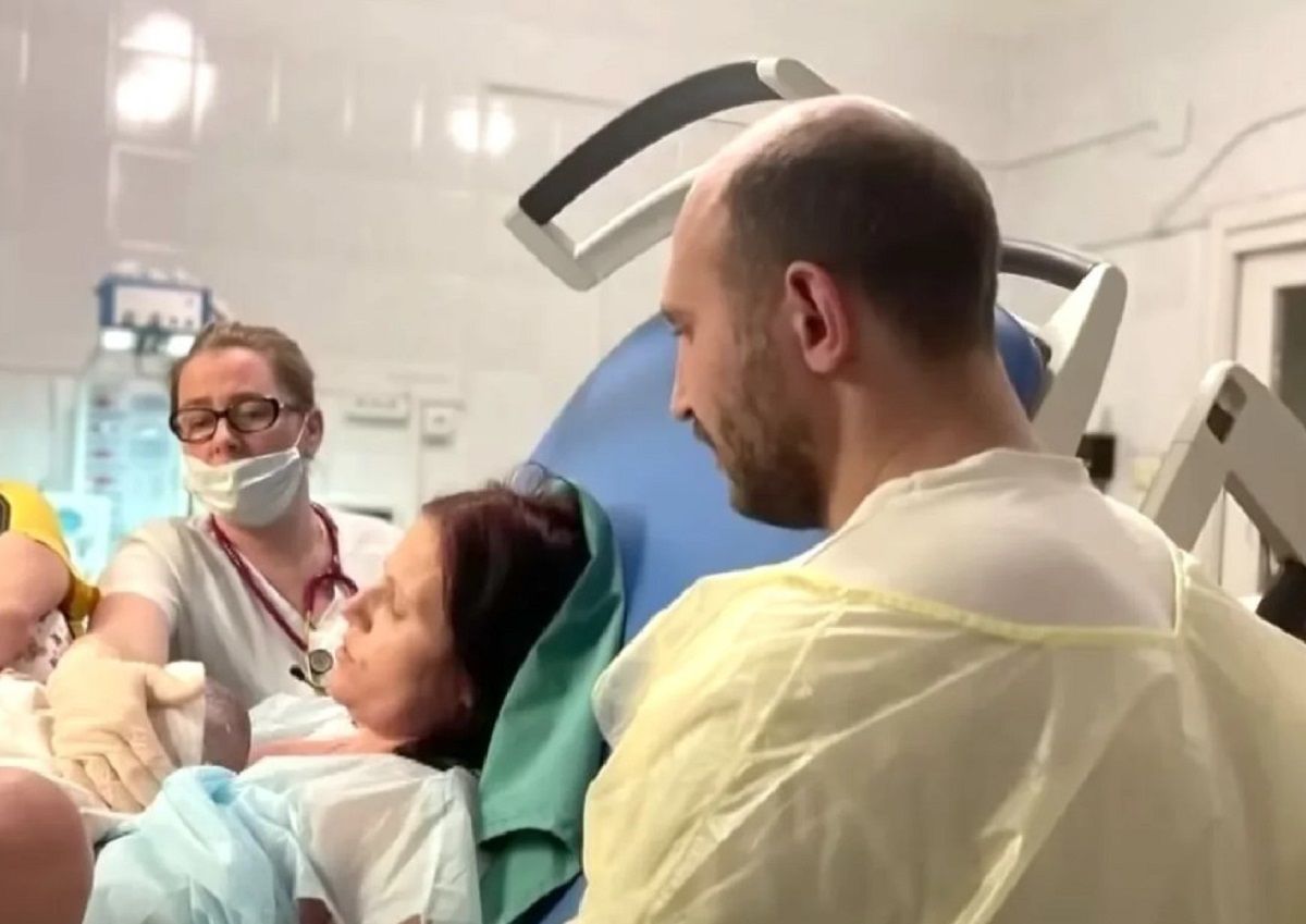 Женщину военного привезли с родами в больницу, где он оказался с ранением