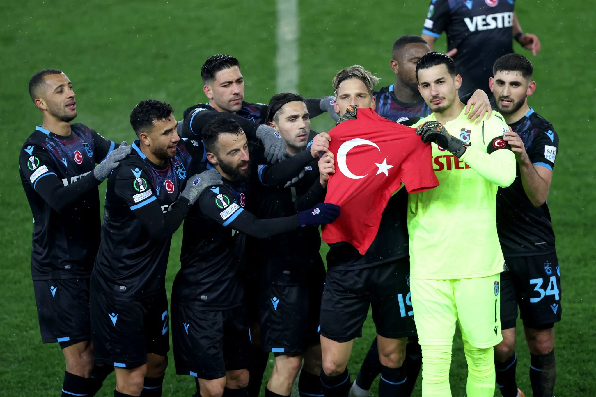 Футболисты Трабзонспора развернули футболку с флагом Турции