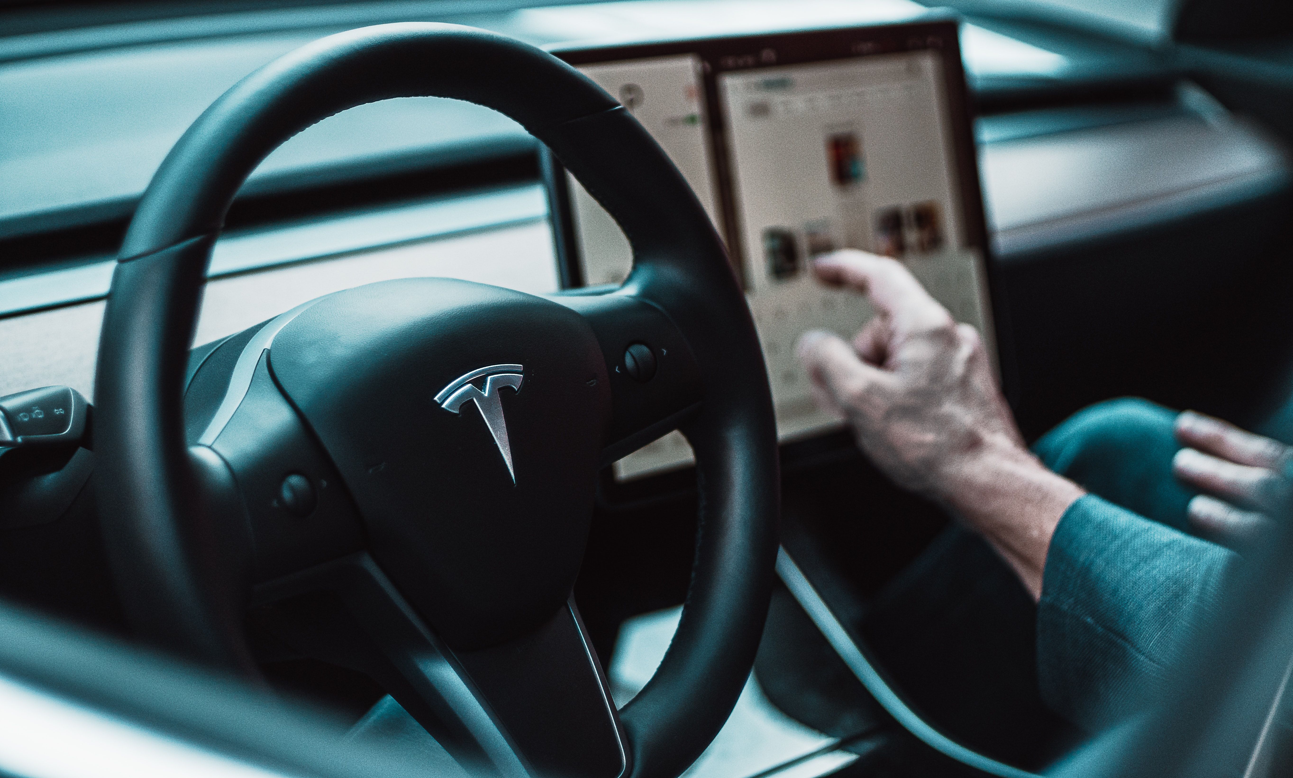 Автопілот Tesla стикається з новими проблемами, тому компанія відкликає тисячі машин