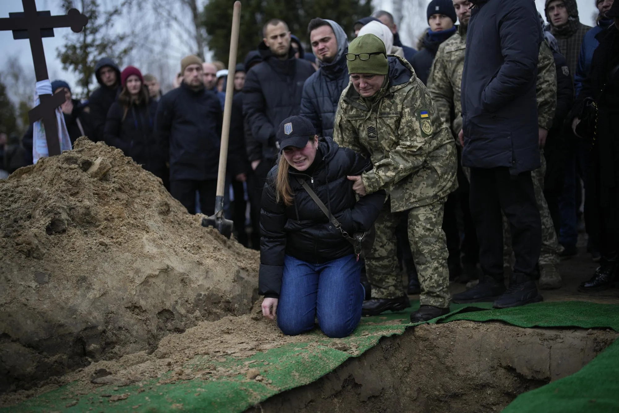 Анна горюет над могилой любимого