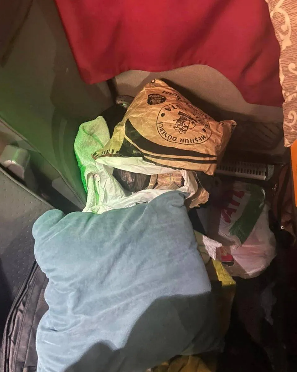У маршрутщика на границе нашли почти миллион гривен: спрятал под сиденьем и одеялами