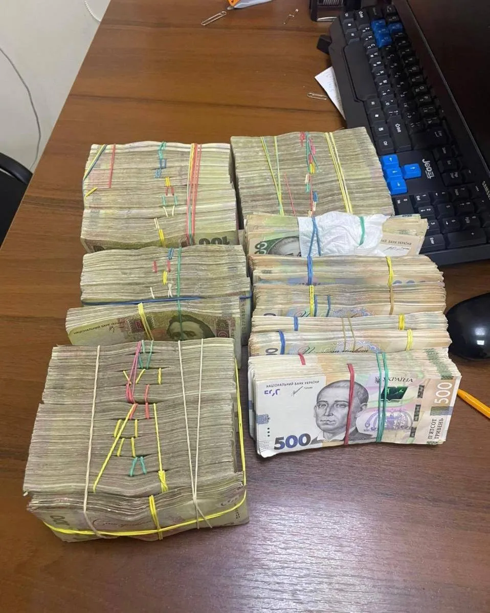 У маршрутщика на границе нашли почти миллион гривен: спрятал под сиденьем и одеялами У маршрутщика на границе нашли почти миллион гривен: спрятал под сиденьем и одеялами