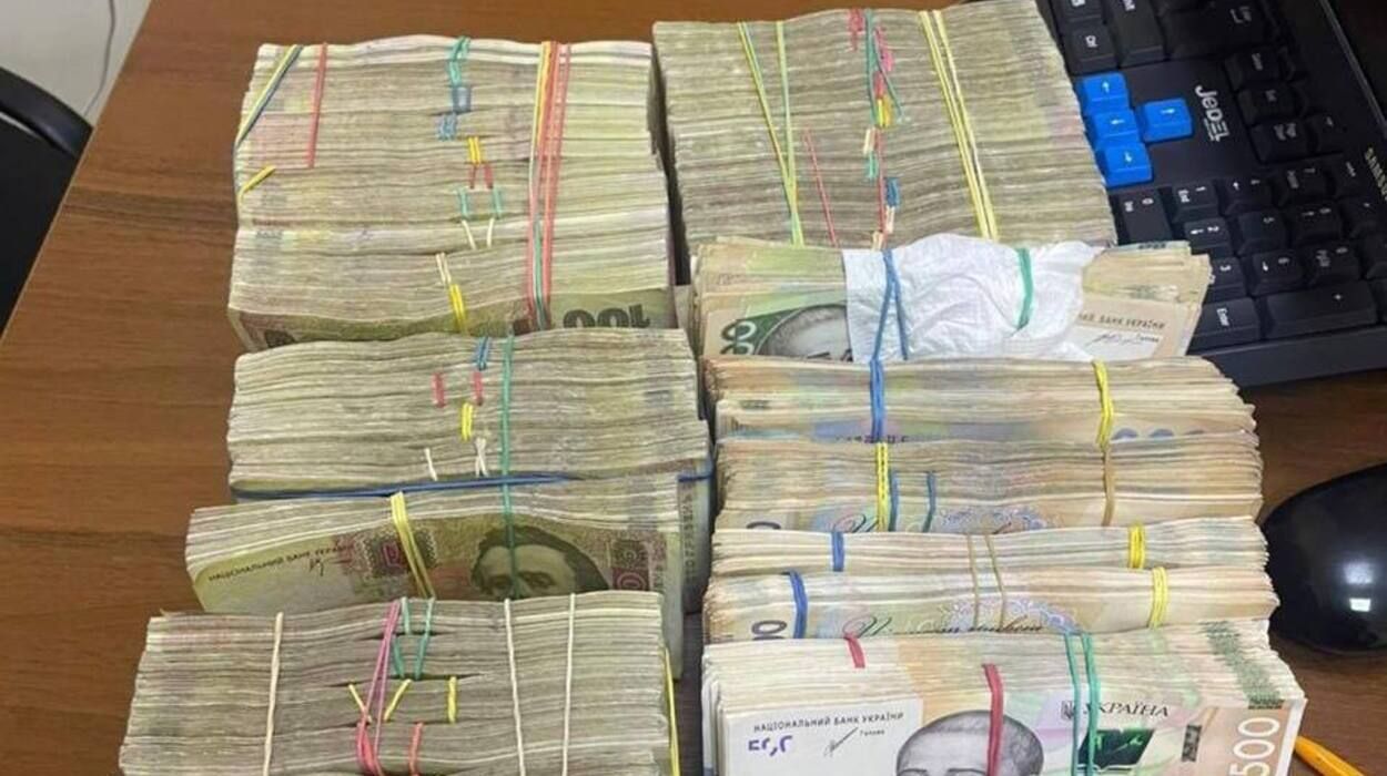 У маршрутчика нашли почти миллион гривен - пограничники рассказали детали - 24 Канал У маршрутчика нашли почти миллион гривен - пограничники рассказали детали - 24 Канал