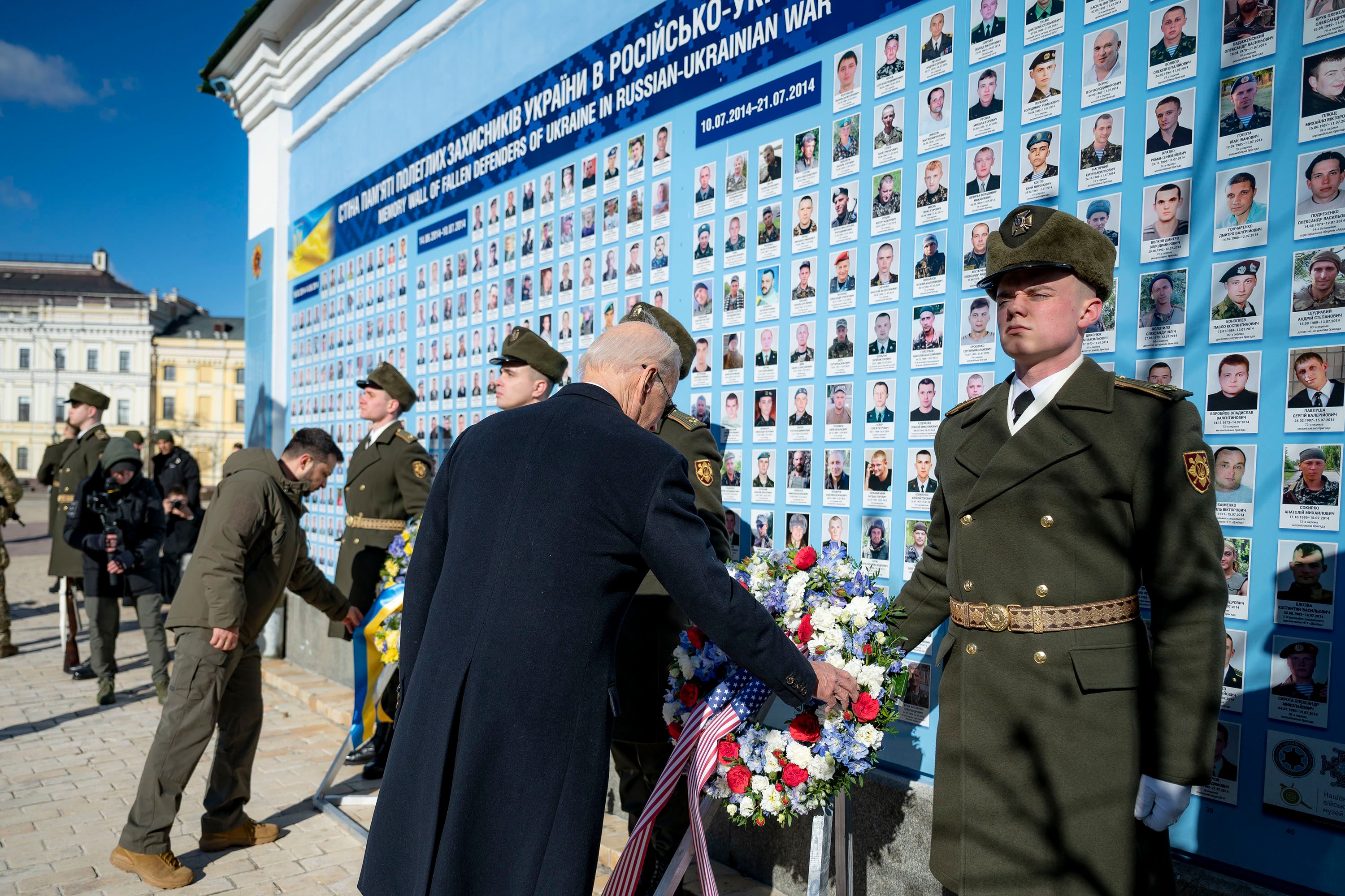 Байден и Зеленский почтили память погибших украинских героев