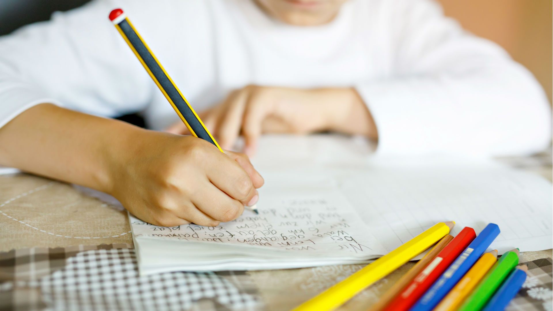 Дітей змушують писати листи Дітей змушують писати листи