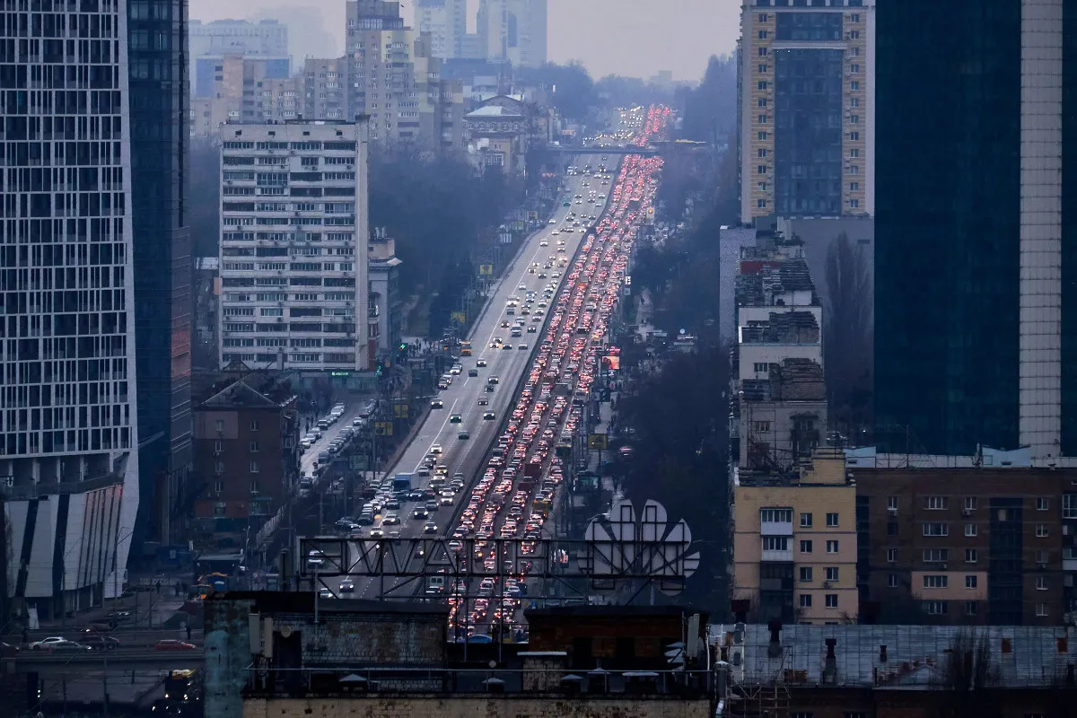 Утро 24 февраля в Киеве, пробки на выезд из города