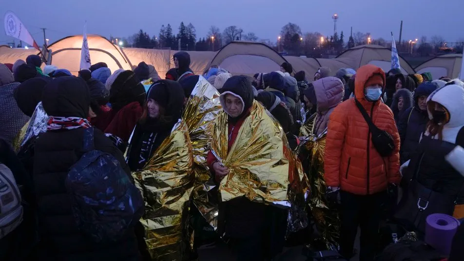 Черги українських біженців на кордоні з Польщею 