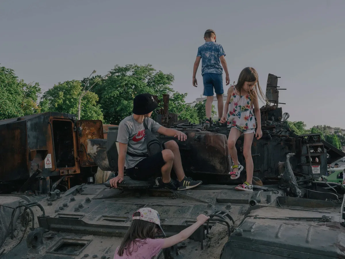 Діти граються на знищеній російській техніці в Києві