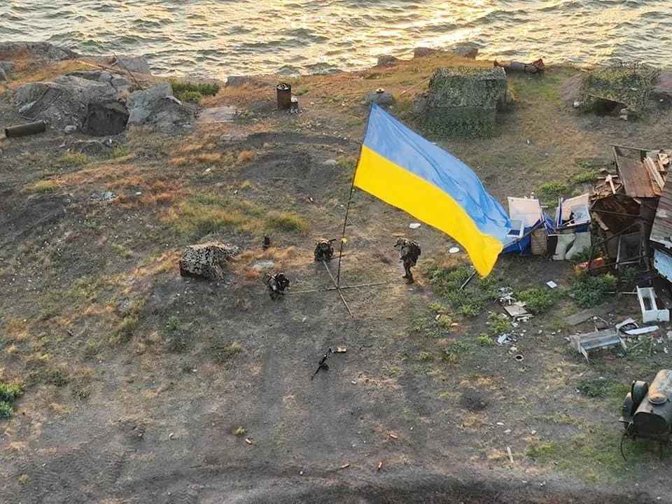 На Зміїному підняли український прапор