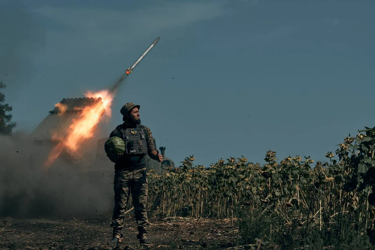 Украинский военный с арбузом во время освобождения Херсона