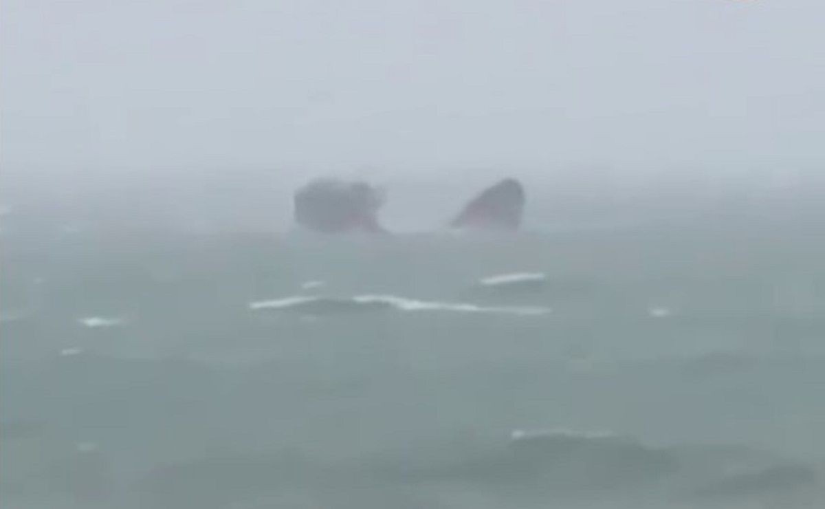 В Черном море разломился пополам сухогруз с россиянами на борту В Черном море разломился пополам сухогруз с россиянами на борту