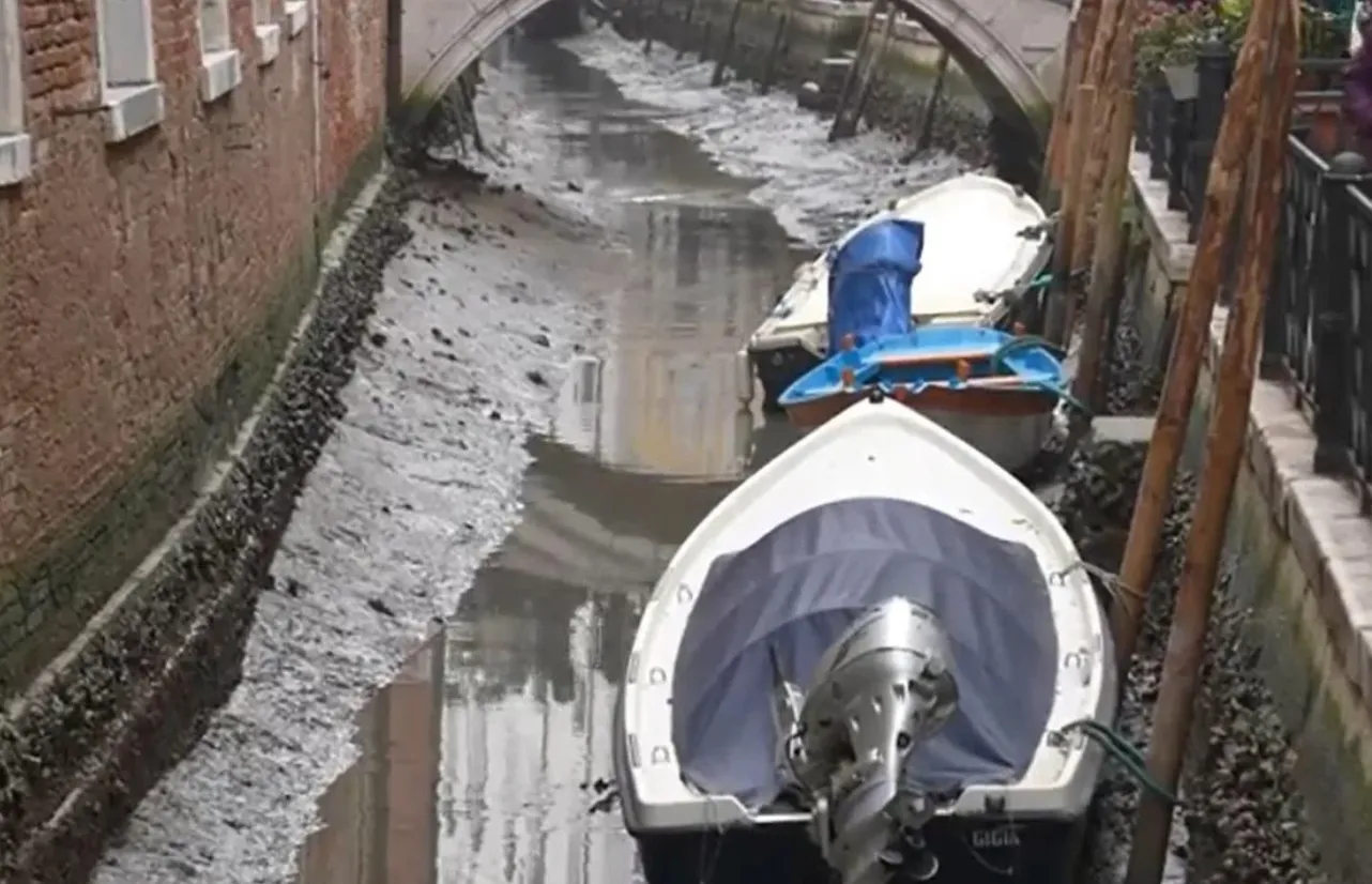 Багато каналів у Венеції пересохли, ними більше не можна плавати Багато каналів у Венеції пересохли, ними більше не можна плавати