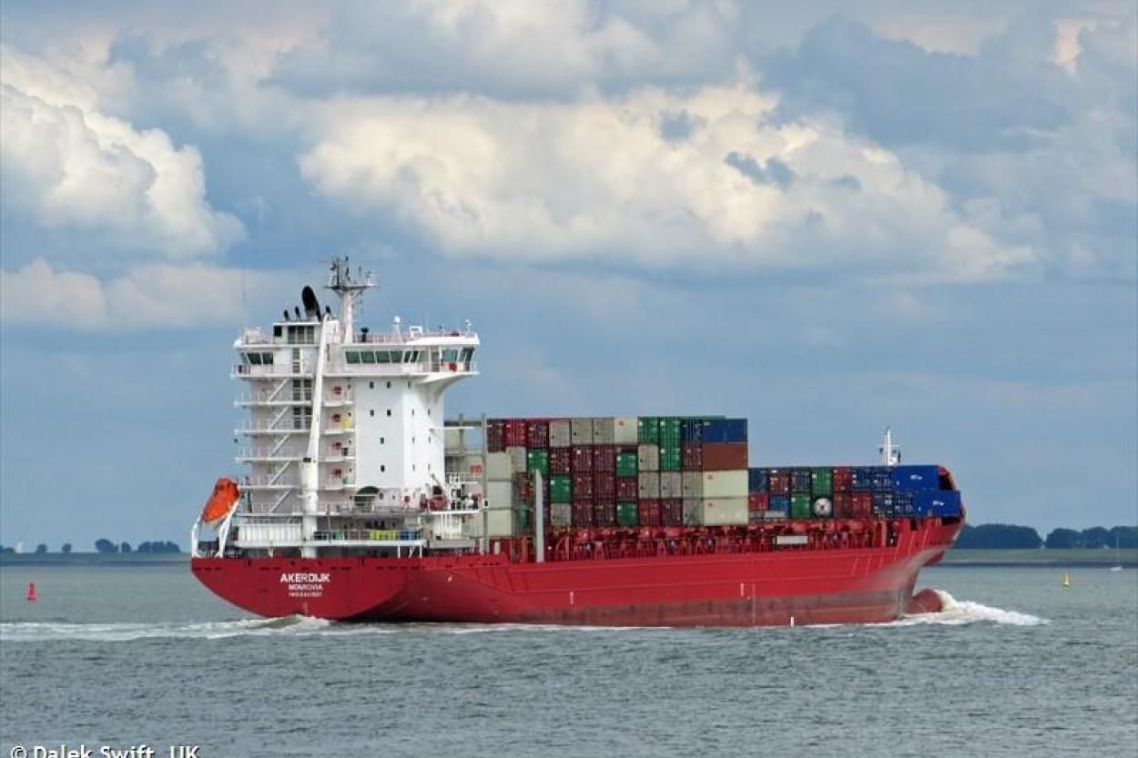 В Балтийском море загорелось судно с опасным грузом В Балтийском море загорелось судно с опасным грузом