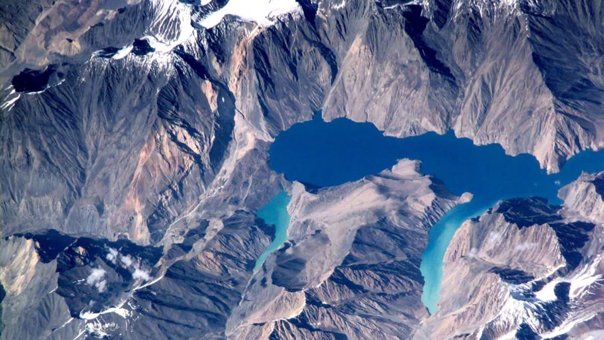 На границе Таджикистана и Китая произошло землетрясение магнитудой 7,2