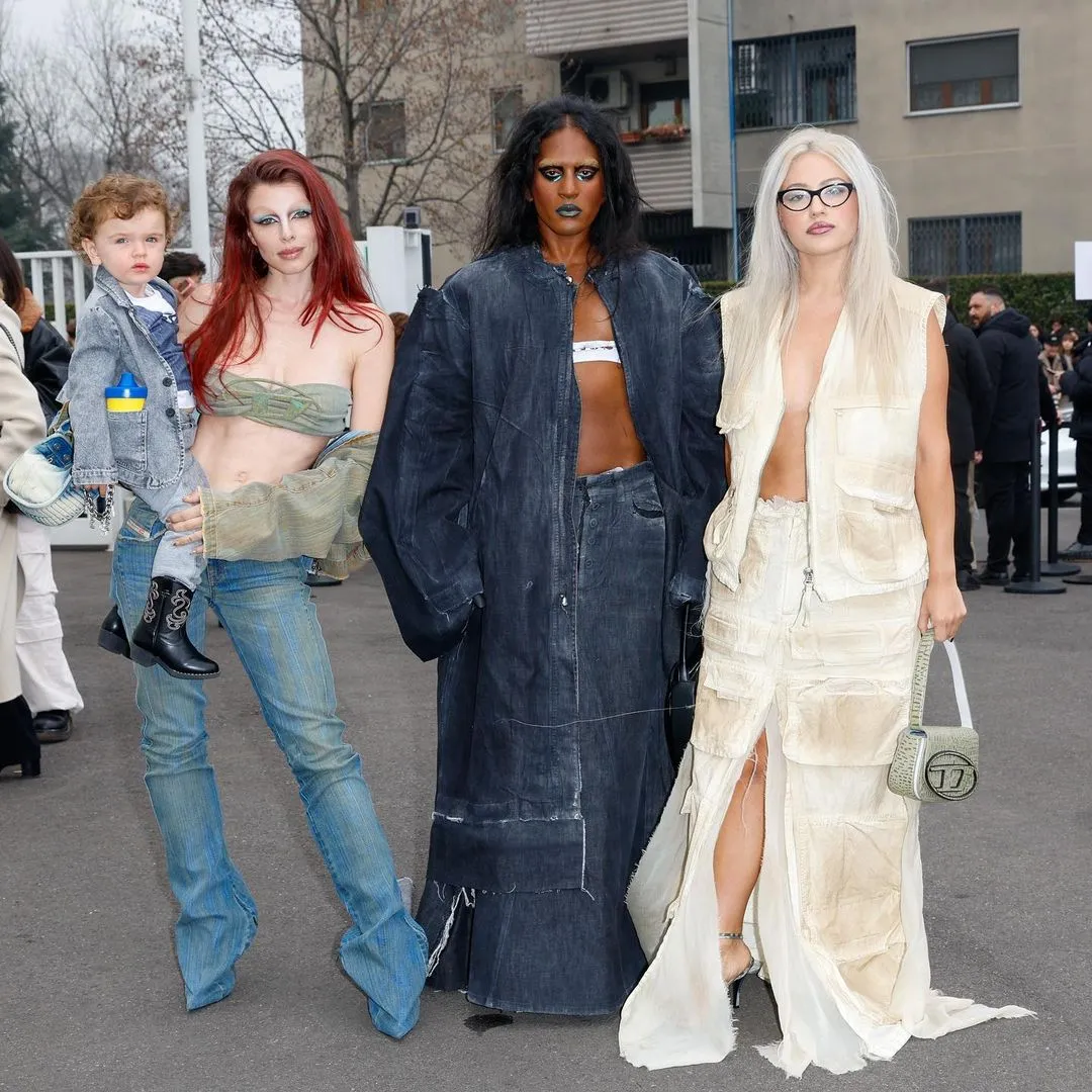 Джулія Фокс на модному показі із сином Джулія Фокс на модному показі із сином