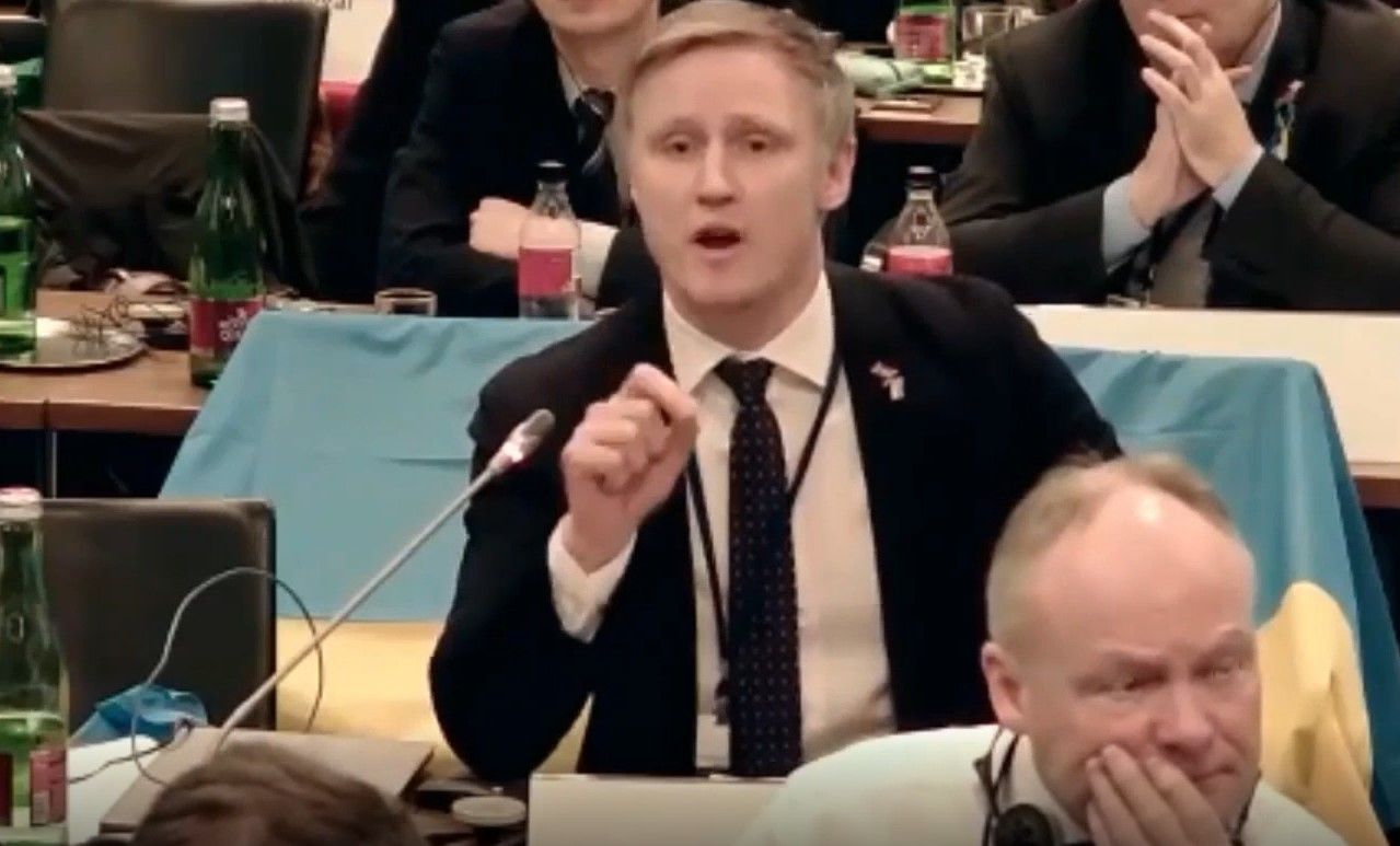 Латвийский депутат послал российскую делегацию вслед за кораблем - видео