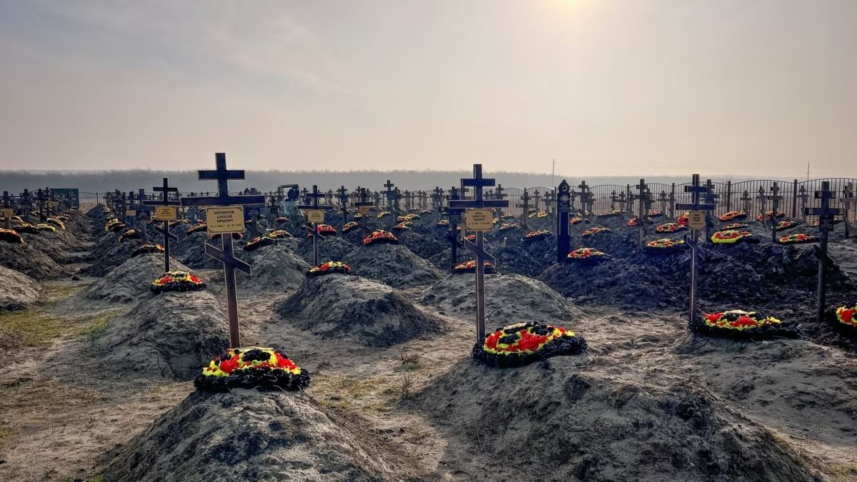 Безкраї хрести в болоті: відео з цвинтаря вагнерівців, яких відмовилися ховати рідні - 24 Канал