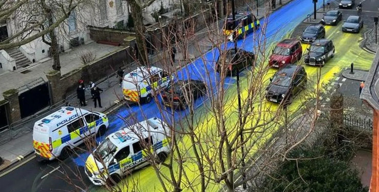 У Лондоні дорогу біля російського посольства пофарбували в кольори українського прапора