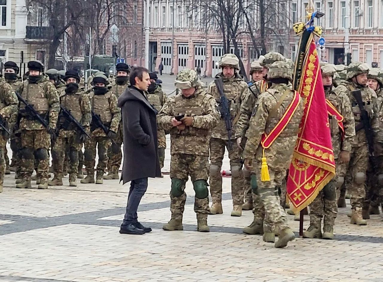 Вакарчук заспівав для військових під час нагородження