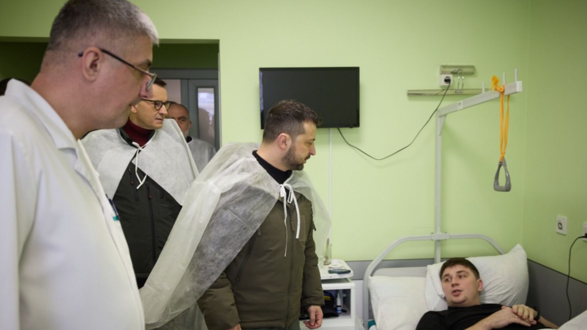 Зеленский и Моравецкий посетили раненых бойцов Зеленский и Моравецкий посетили раненых бойцов