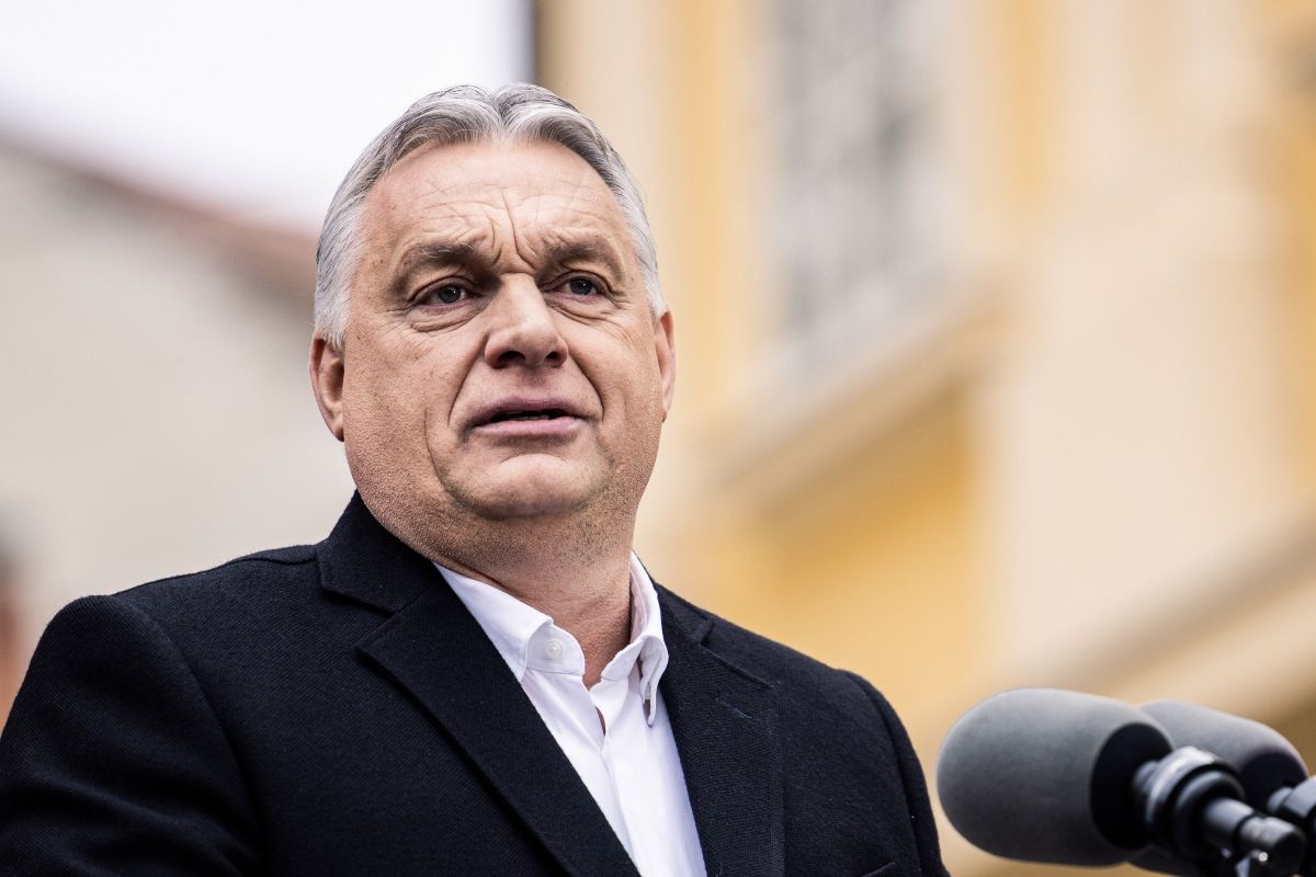 Орбана "задушили в объятиях"