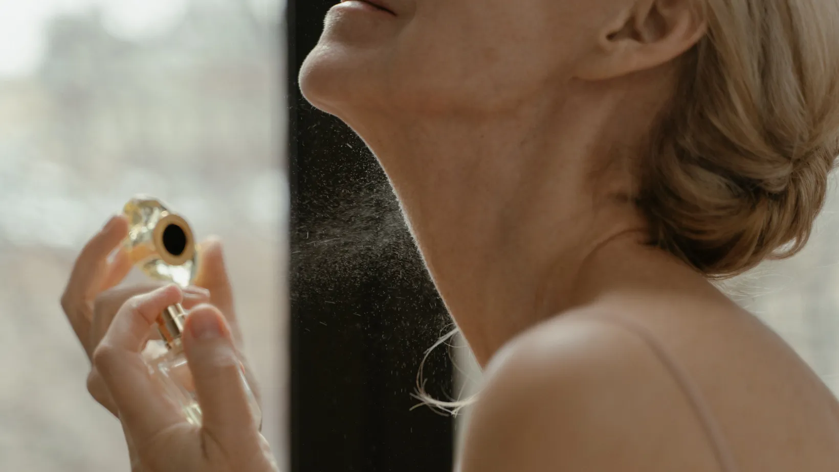 Духи – действенный метод, чтобы устранить запах чеснока Духи – действенный метод, чтобы устранить запах чеснока