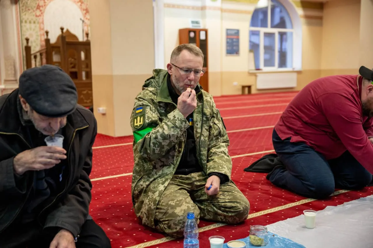 Парамедик під час молитви