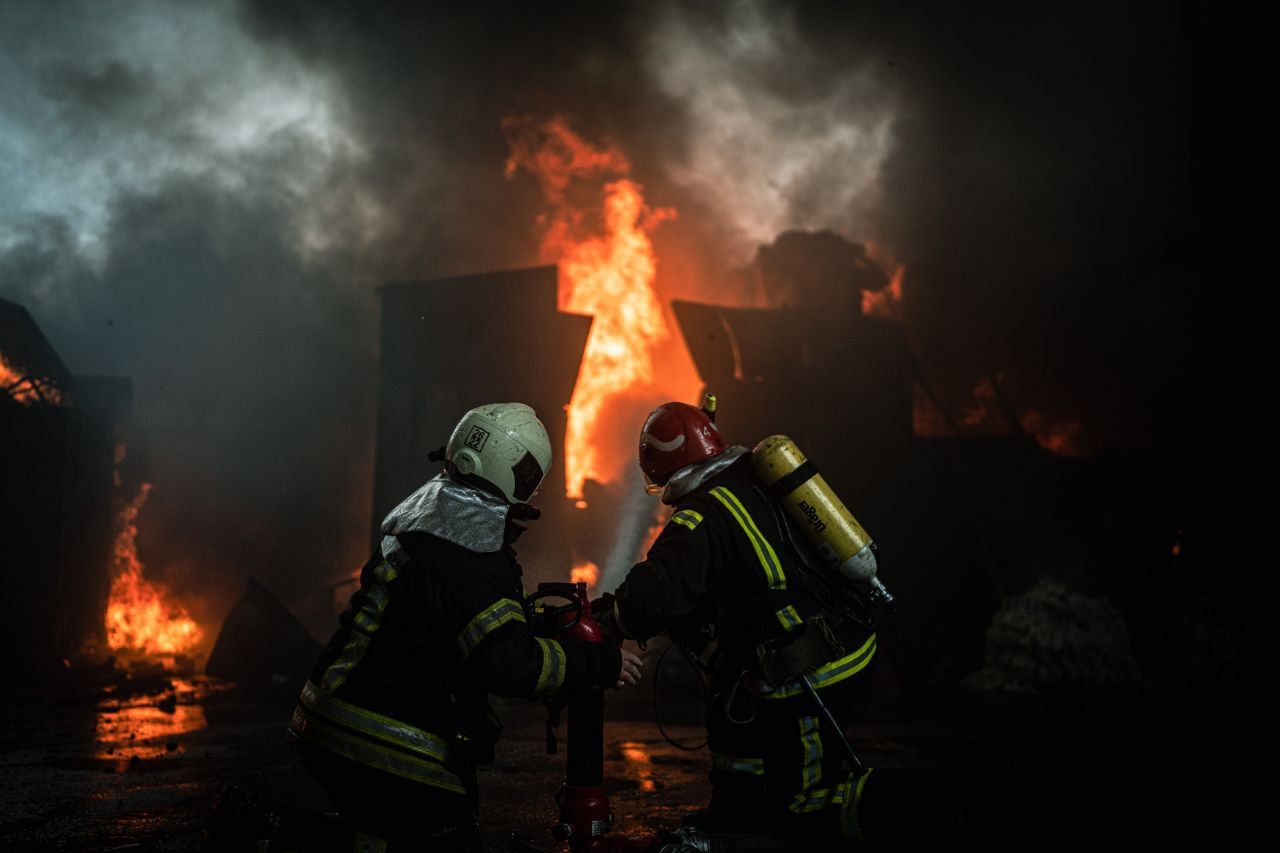 В Подольском районе Киева сильный пожар: загорелось предприятие - 24 Канал