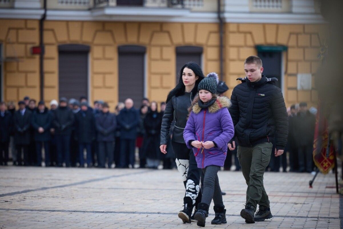Супруга и дети Сергея Совы получили посмертную награду воина от президента