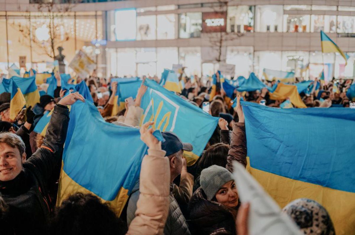 Сотні людей в Дюссельдорфі на колінах вшанували загиблих в роковини повномасштабного вторгнення Сотні людей в Дюссельдорфі на колінах вшанували загиблих в роковини повномасштабного вторгнення