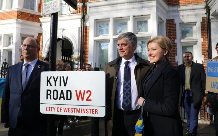 На вулиці біля російського посольства в Лондоні встановили новий знак