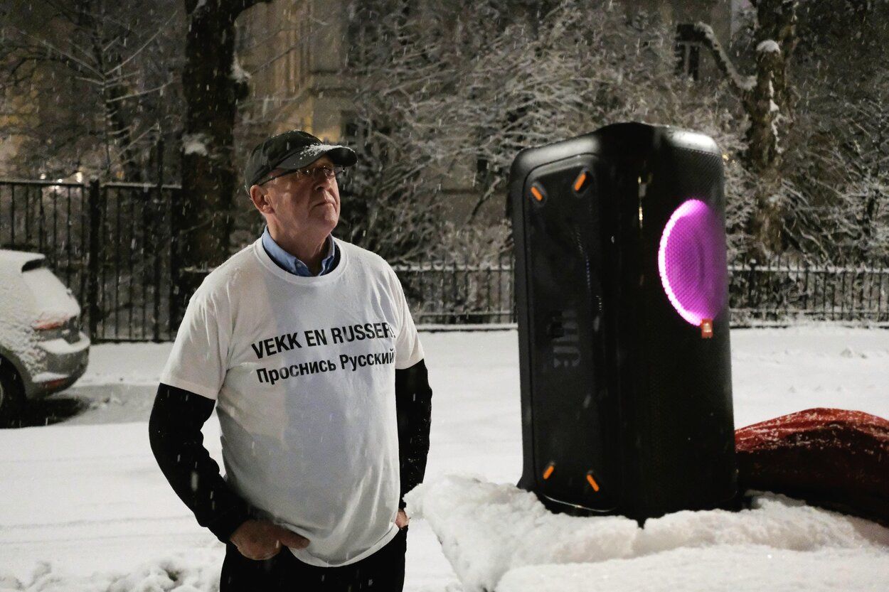 Норвежец 24 февраля 2023 года включил сирены возле резиденции российских дипломатов - видео- 24 Канал Норвежец 24 февраля 2023 года включил сирены возле резиденции российских дипломатов - видео- 24 Канал