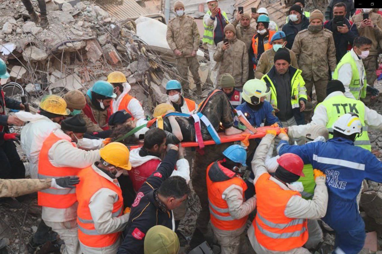 205 часов под завалами: украинские спасатели рассказали историю спасения женщины в Турции - 24 Канал