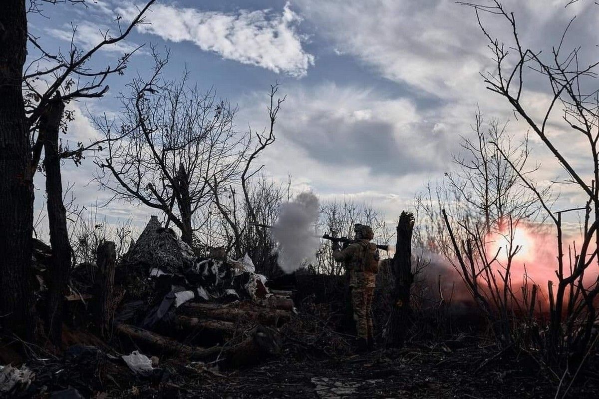 Українські військові тримають оборону Українські військові тримають оборону